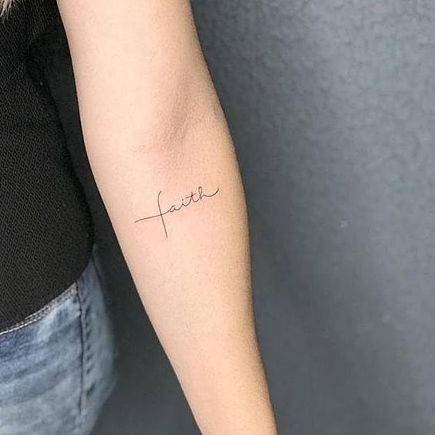 Tatuaje con palabra Faith