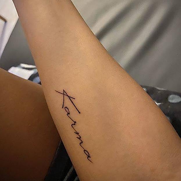 Diseño de tatuaje con palabra Karma