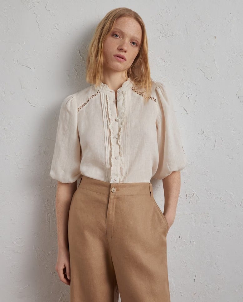 Imagen - Blusa blanca con manga corta abullonada de Lloyd's, 69,99€.