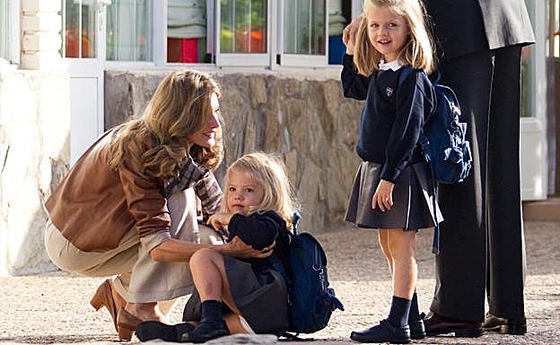 Preciosa foto de la reina Letizia y la princesa Leonor junto a la infanta Sofía, en su primer día de colegio en Santa María de los Rosales.