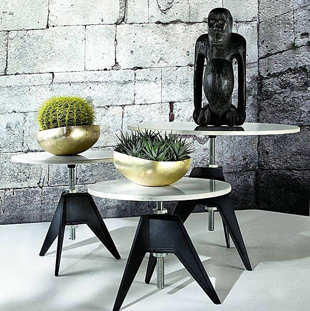 Imagen principal - Arriba, mesas auxiliares Screw de Tom Dixon. Abajo, sillas Fat y, sobre la mesa de comedor en mármol, vasos Tank y lámpara Melt Cone. 