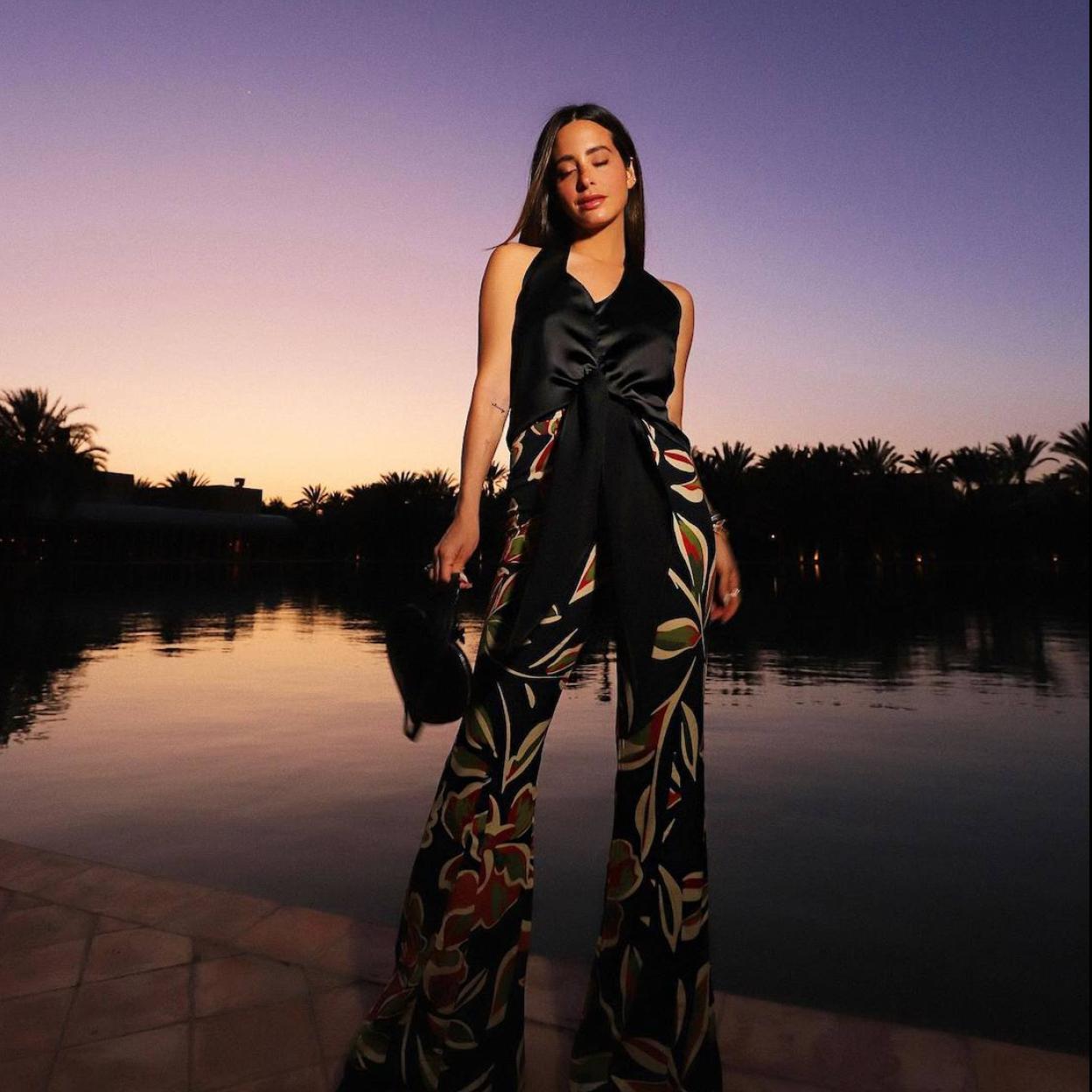 La influencer lleva un top con cuello halter