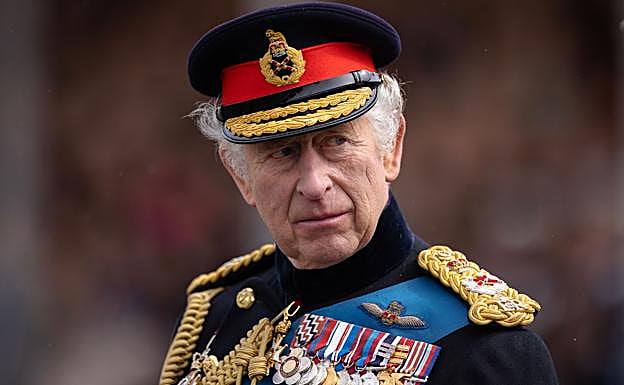 Carlos III vestido de uniforme militar. 