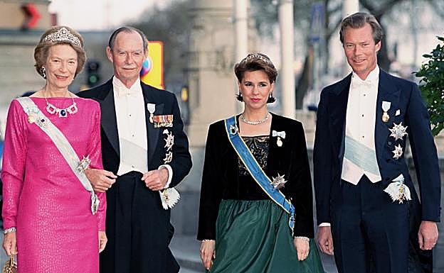 Los grandes duqes actuales con los grandes duques del pasado. 