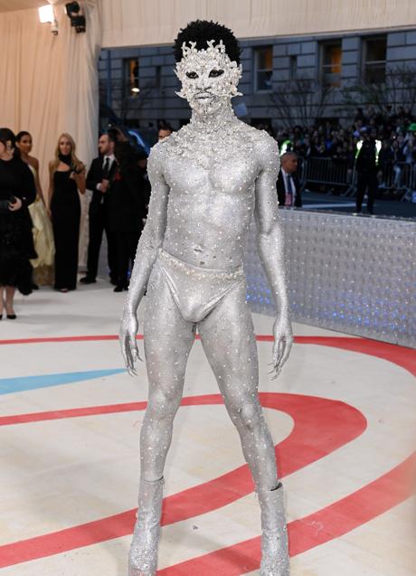 Imagen - Lil Nas X semidenusdo para la MET Gala. / 2023