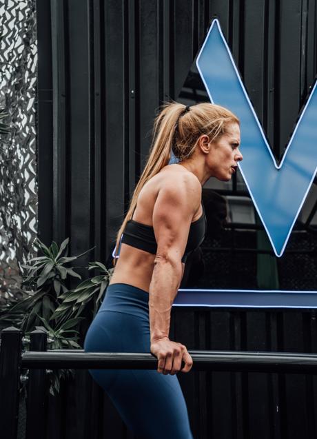 Imagen - Mujer entrenando brazos/PEXELS