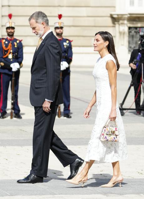 Imagen - La reina combinó el vestido blanco con zapatos nude y un bolso de flores. / Limited Pictures