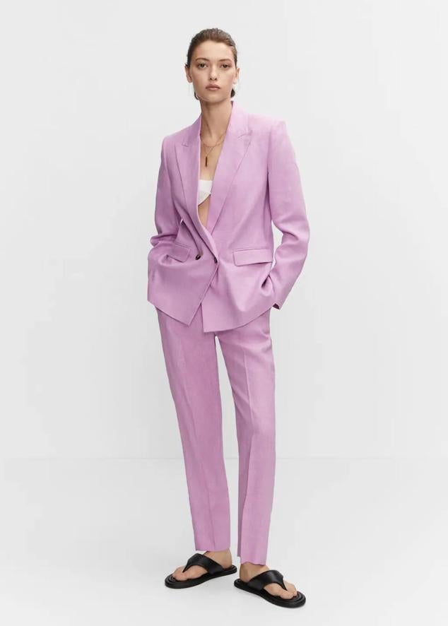 Traje de lino con americana cruzada y pantalón recto, color lila, de Mango. Puedes comprarlo a 59,99 euros y 29,99 euros.