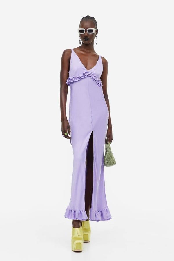 Vestido lencero satinado con volantes, abertura en la parte central y escote de pico, color lila, de H&M. Puedes encontrarlo a 99 euros.