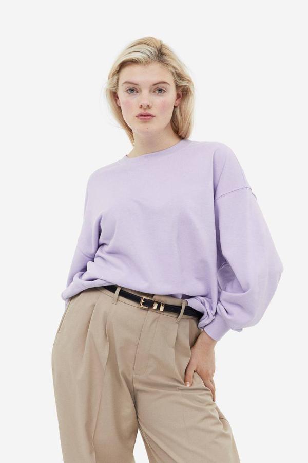 Sudadera oversize con cuello redondo, manga larga y corte relajado, tono lila, de H&M. Cómprala por 19,99 euros.