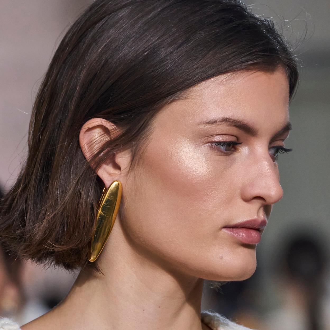 Una mujer con el clean look de moda.