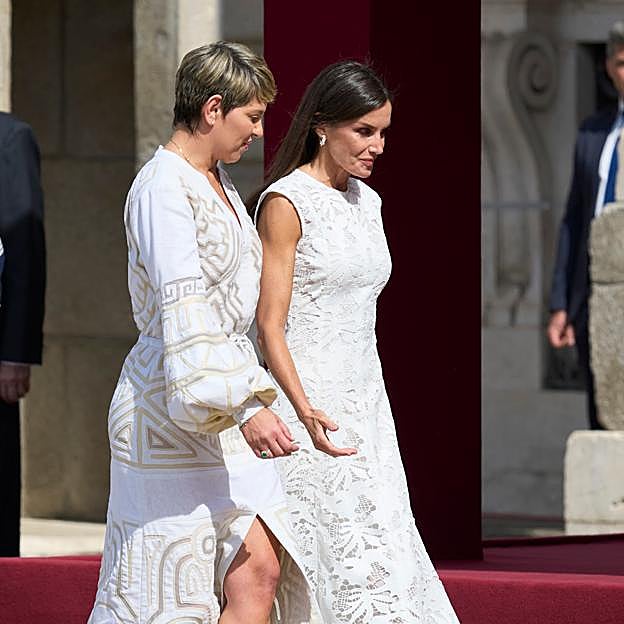 La primera dama colombiana y la reina Letizia charlan animadamente durante la recepción en el Palacio Real. 