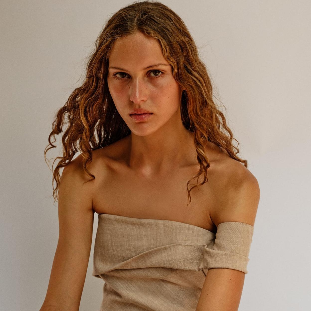 Este es el vestido más agotado de Zara que arrasa entre invitadas.