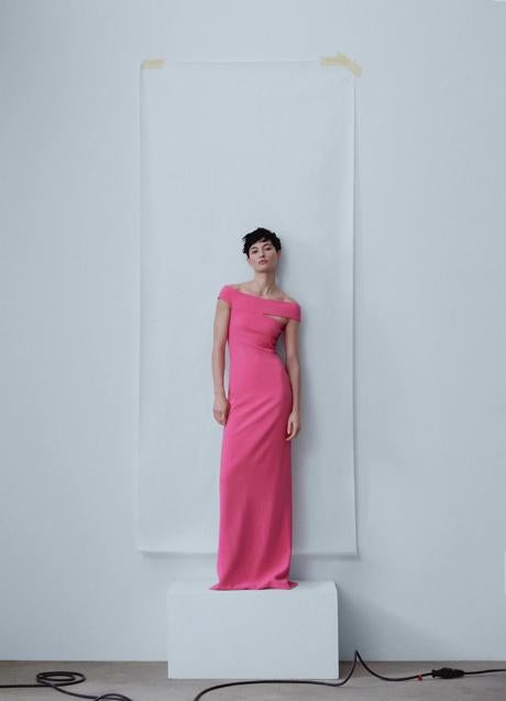 Imagen - Vestido color rosa con escote asimétrico de Mango. Foto: Mango.