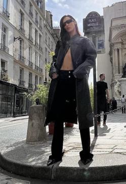 Imagen secundaria 2 - Dua Lipa, Bad Gyal y Bella Hadid, con cazadoras de Courrèges.