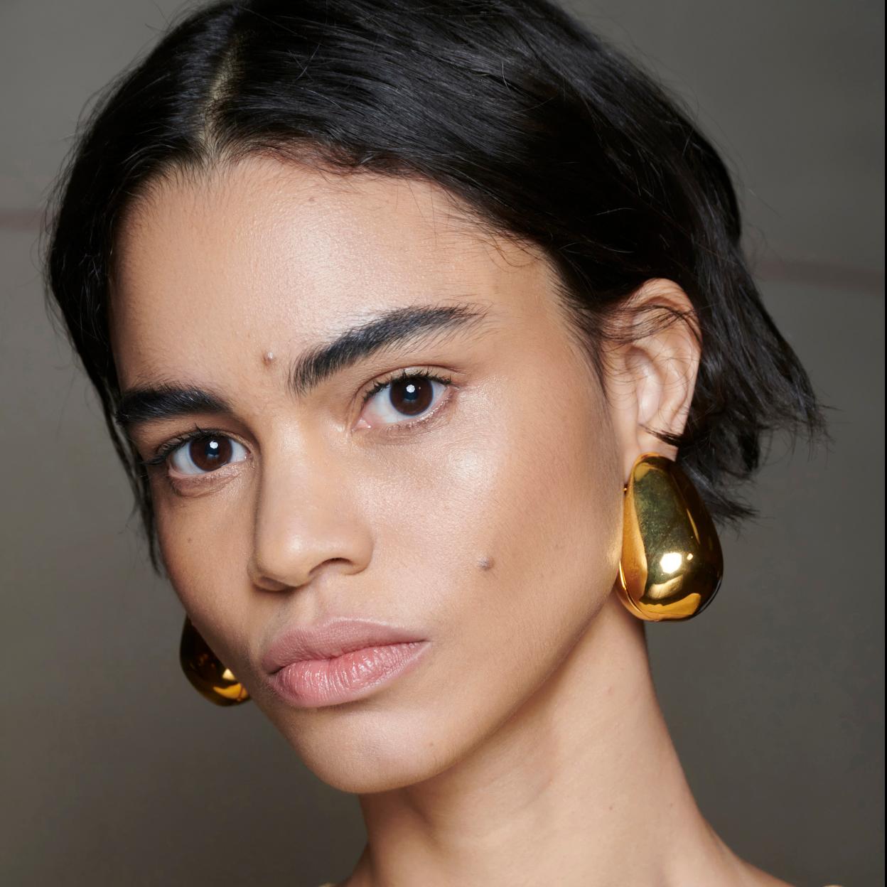 Una mujer con la cara lavada.