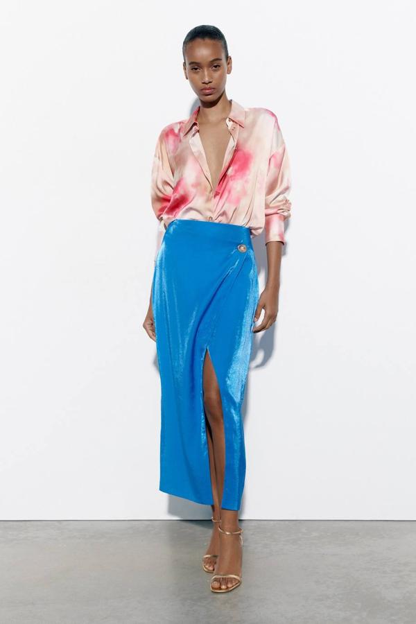 Falda midi tipo pareo con tiro alto, detalle de abertura y cierre de botón, color azulón, de Zara. Su precio es de 29,95 euros.