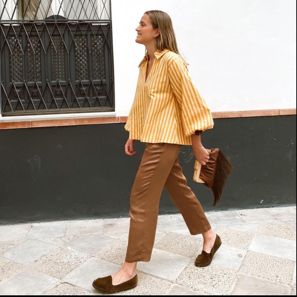 Una influencer con slippers de terciopelo.