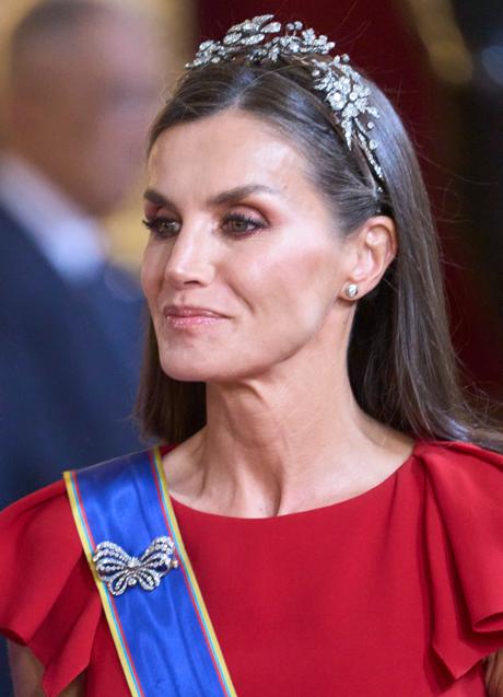 Imagen - El broche en forma de lazo de la reina Letizia. / Limited Pictures