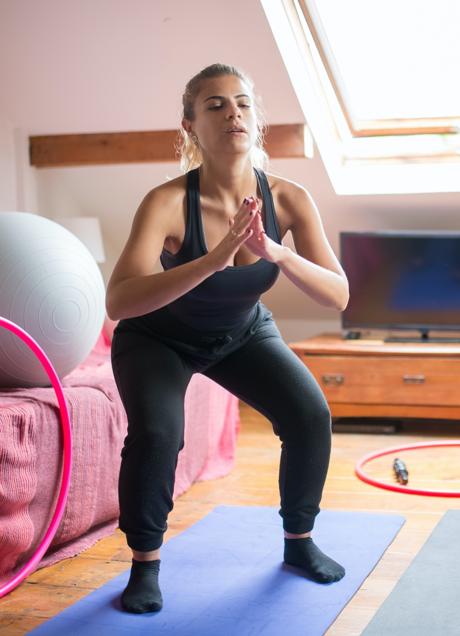 Imagen - Mujer haciendo sentadillas/PEXELS