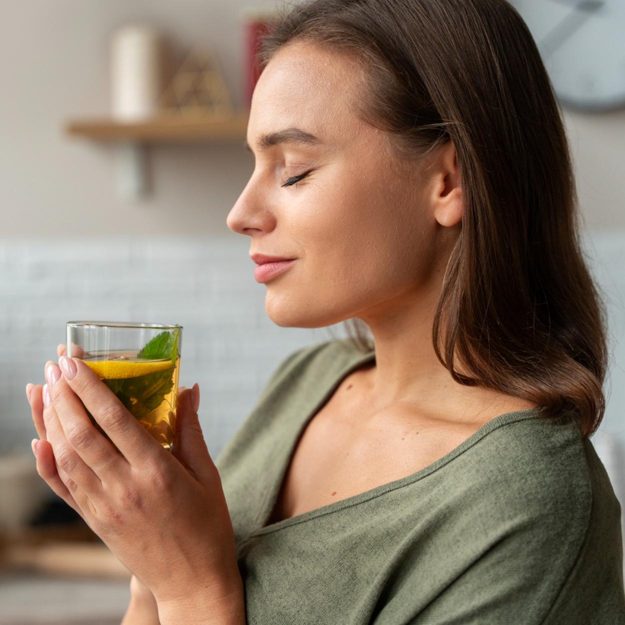 Mujer tomando una infusión. 