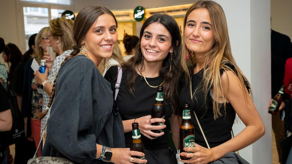 Chicas brindando con cerveza San Miguel en el Mujerhoy Fest