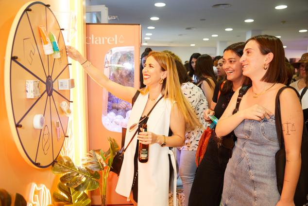 Hubo mucho tiempo para divertirse y Clarel fue uno de los encargados de ello con su ruleta de productos y su máquina de bolas donde se podía conseguir productos de su gama.