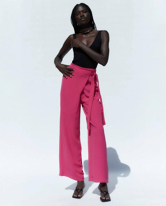 Pantalón pareo largo con cintura cruzada y cierre de lazada, color fucsia, de Sfera. Encuéntralo por 19,99 euros.