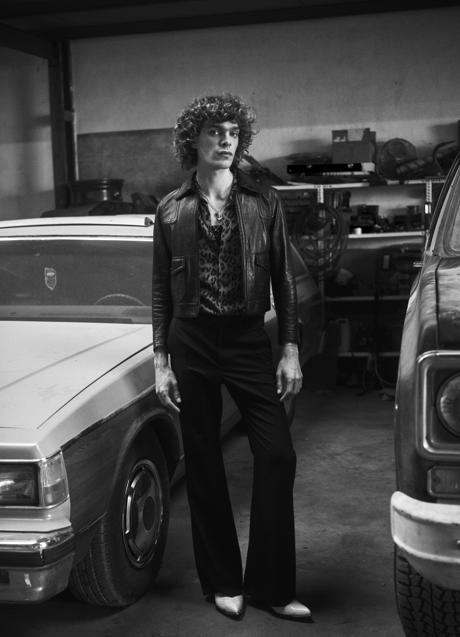 Imagen - Cazadora de cuero corta combinada con camisa estampada.