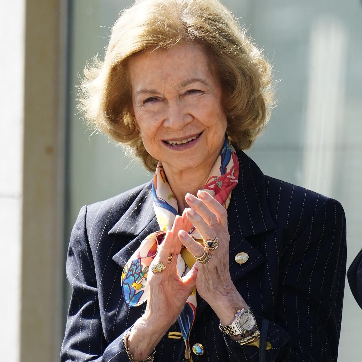 La reina Sofía con un look con pañuelo de colores.