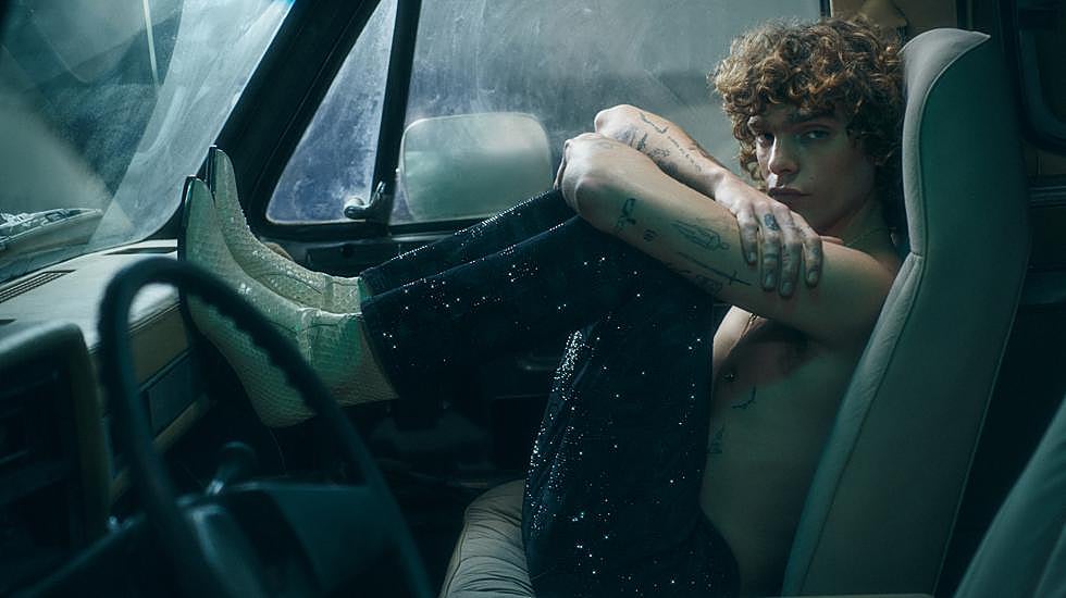 Los pantalones con brillos de la imagen son los que triunfan esta temporada.