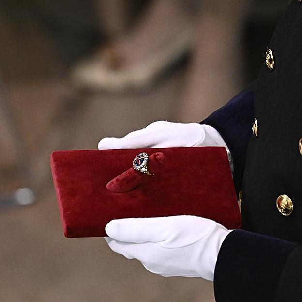 Imagen principal - Diferentes símbolos de la coronación: el anillo, las espuelas y la espada.