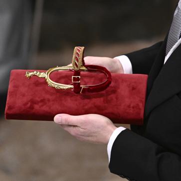 Imagen secundaria 1 - Diferentes símbolos de la coronación: el anillo, las espuelas y la espada.