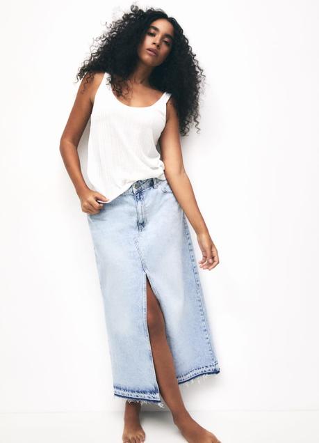 Imagen - Falda vaquera midi de Pull & Bear (24,99 euros)