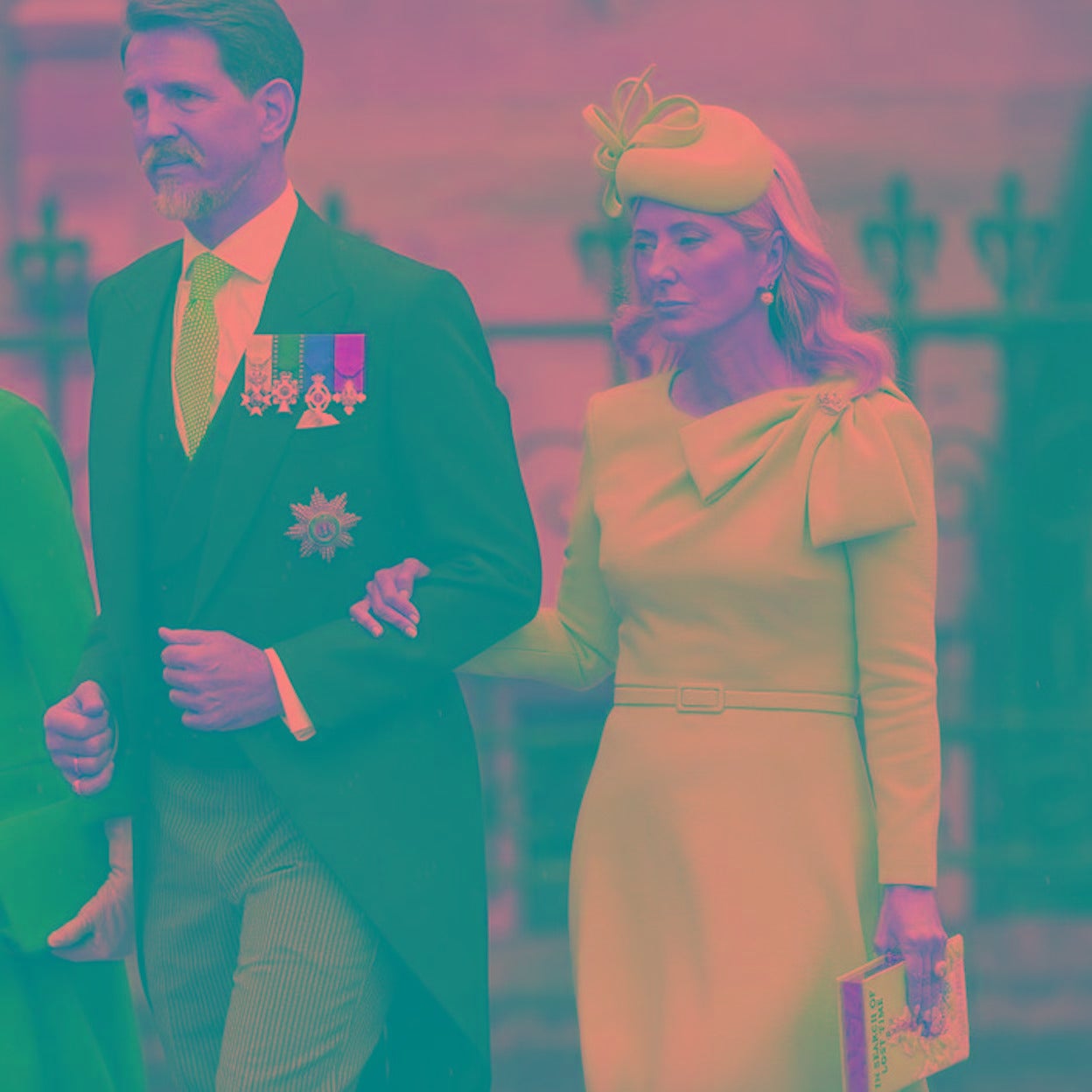 La expresión de hastío de Marie-Chantal Miller no favorecía en absoluto un look anodino en azul celeste. Su segundo look anodino en esta coronación de Carlos III. 