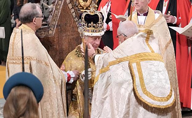 Carlos III con la corona de San Eduardo.