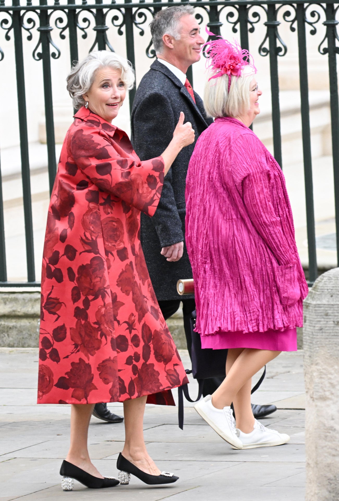 La actriz británica Emma Thompson ha sido una de las primeras invitadas en llegar a la Abadía de Westminster para asistir a la coronación de Carlos III como rey.