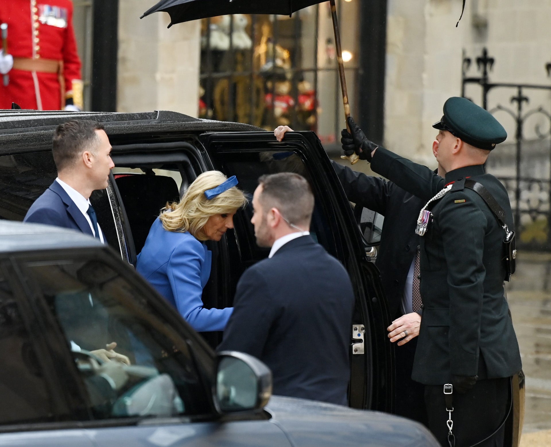 La primera dama de EE.UU, la doctora Jill Biden, a su llegada a la ceremonia de coronación de Carlos III con look azul klein y tocado en forma de lazo.