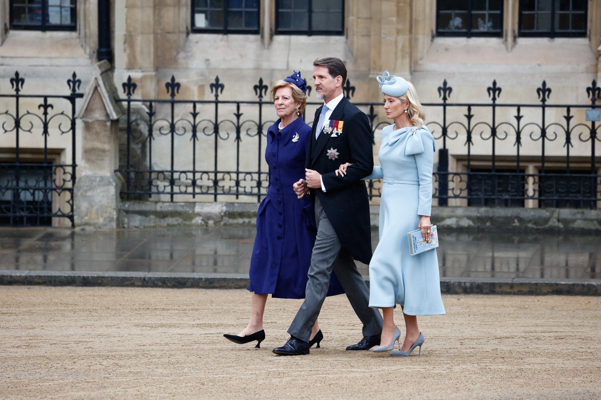 MArie Chantal Miller, muy elegante de azul bebé con maxi lazo y tocado.