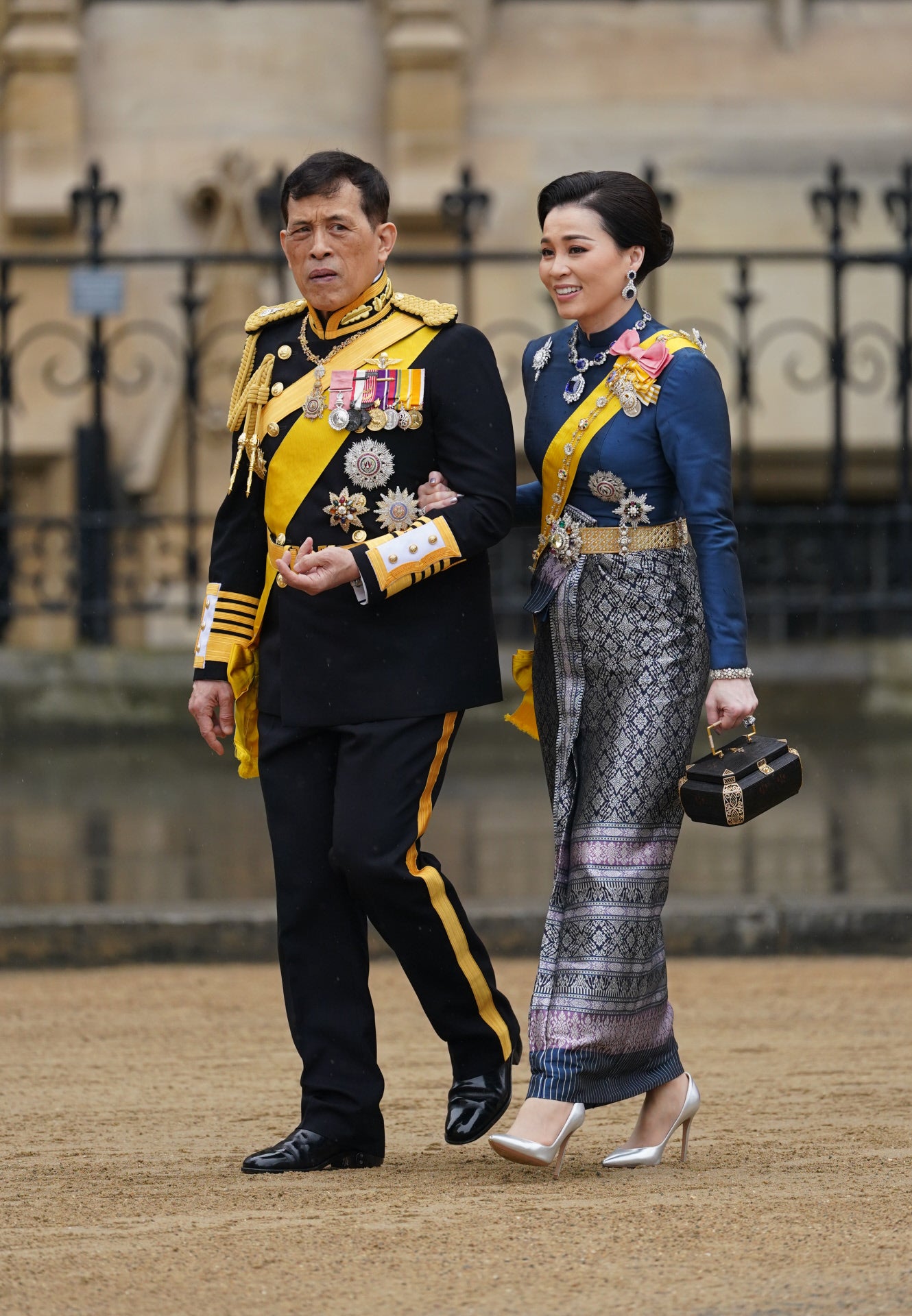 Elegantísima la reina de Tailandia con vestido típico.
