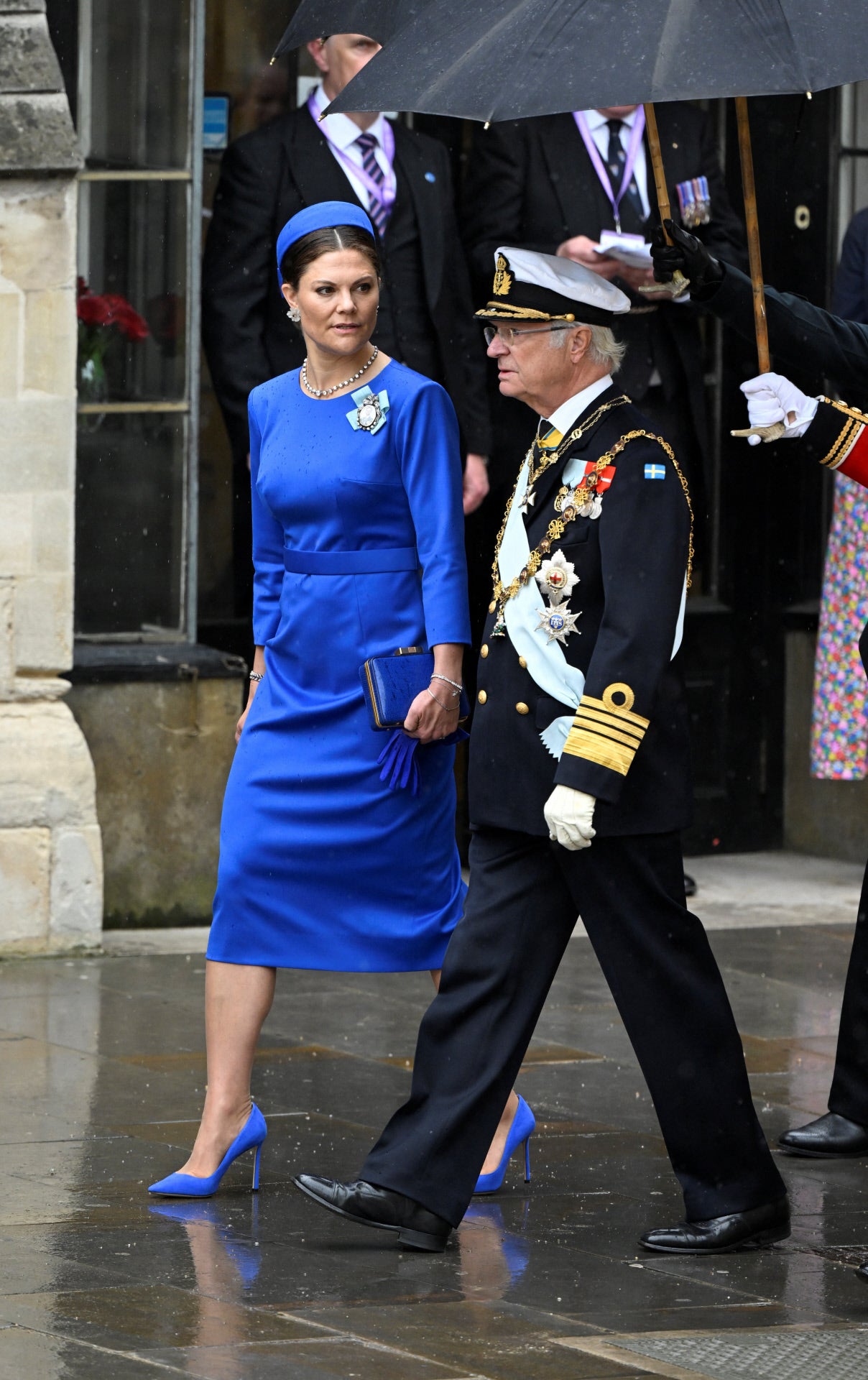 Victoria de Suecia cambia el rosa por un llamativo total look en azul.