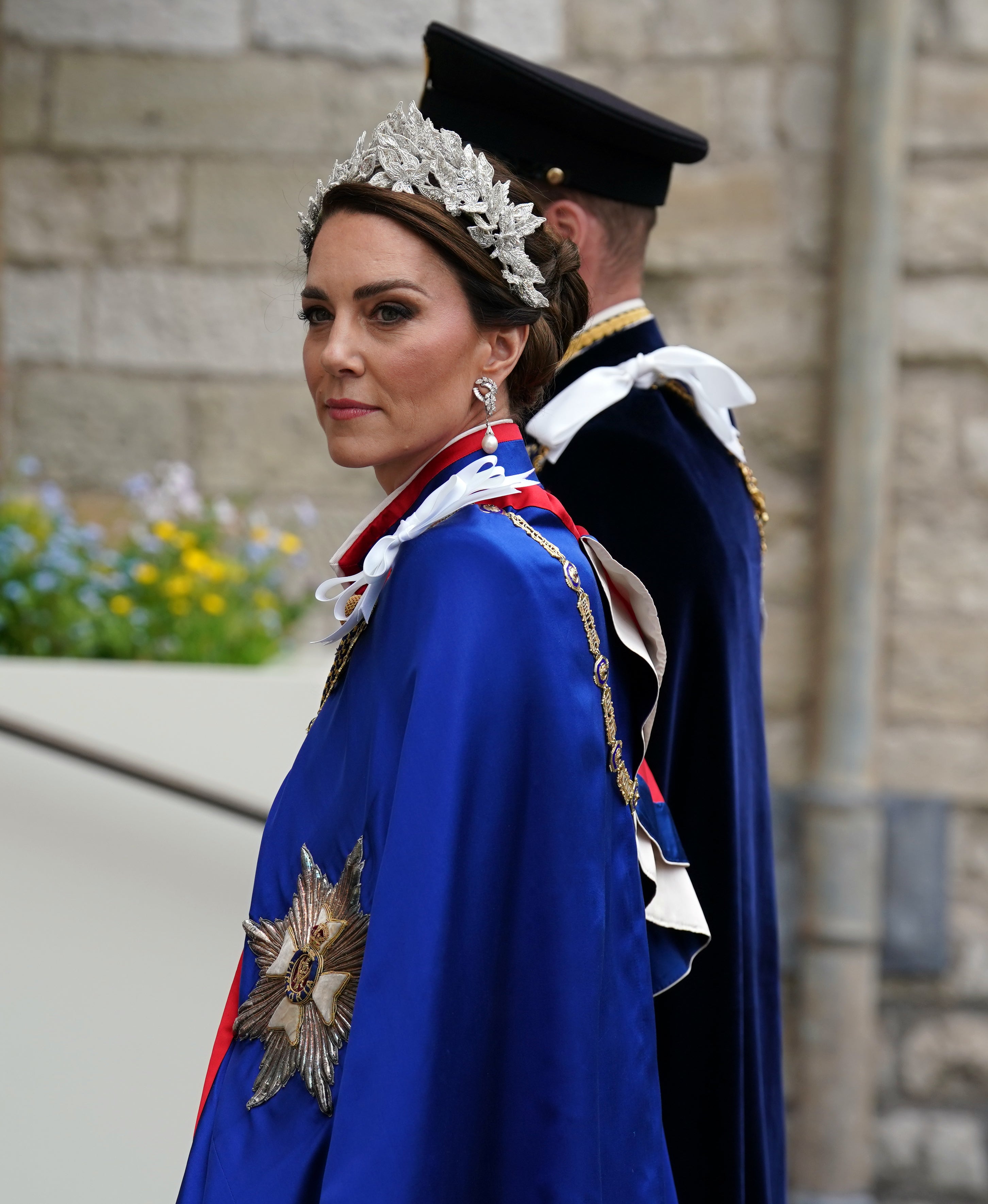 La princesa de Gales,  Kate Middleton , con uniforme militar de gala y espectacular tiara, a su llegada a la coronación del rey Carlos III.
