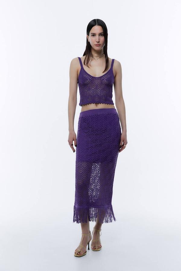Conjunto de crochet con top de tirantes y falda midi terminada en flecos, color morado, de Sfera. Cuesta 17,99 euros y 29,99 euros.