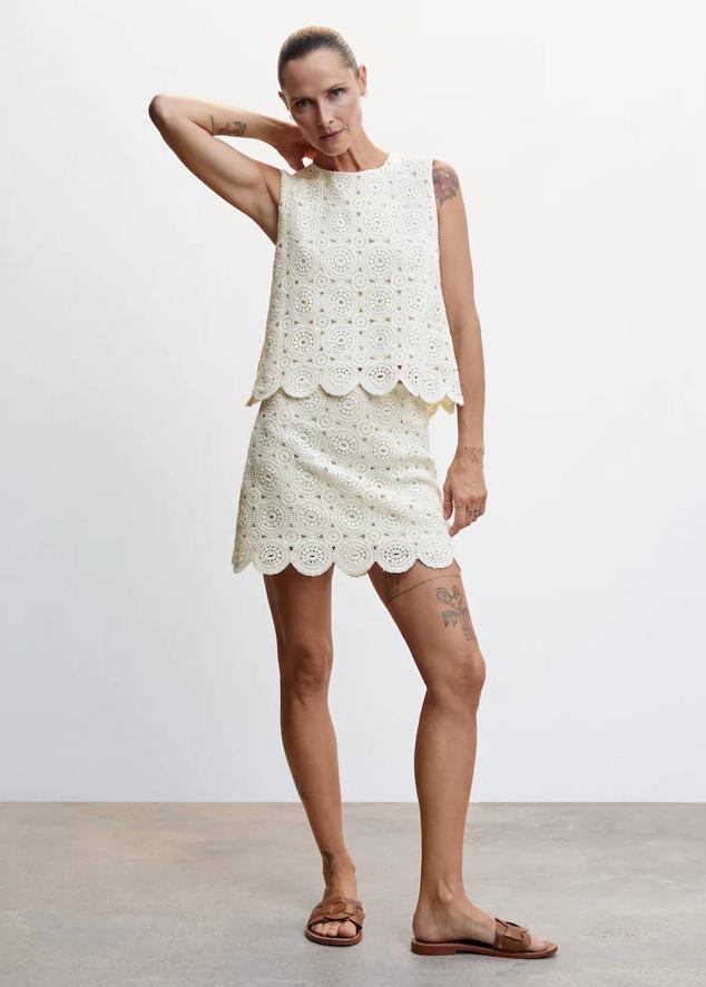Conjunto de crochet con top y falda corta de acabado festoneado, en blanco roto, de Mango. Su precio es de 29,99 euros y 35,99 euros.