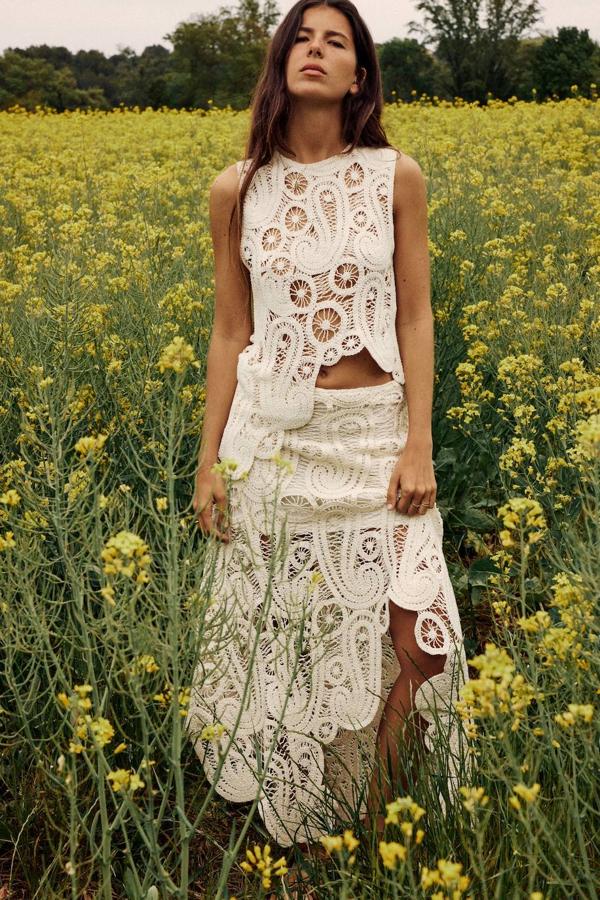 Conjunto de crochet con top y falda midi asimétricos, tono crudo, de Zara. Consíguelo a 22,95 y 39,95 euros.