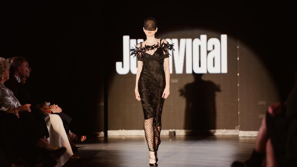 Modelo desfilando con diseño de Juan Vidal en San Sebastián Moda Festival 2023