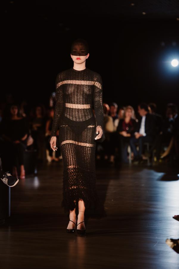 Una retrospectiva de su ser como diseñador que nos adentra en un siniestro mundo, donde el negro es el gran protagonista.