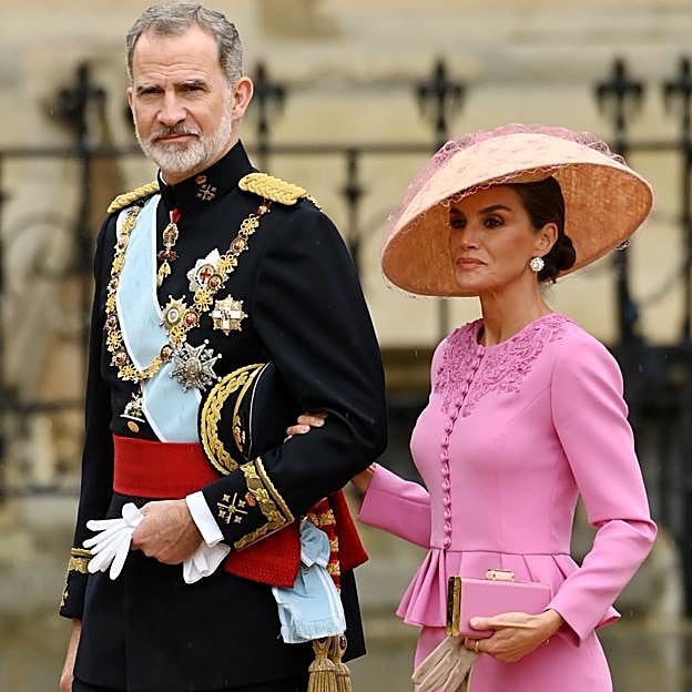 La reina Letizia a su llegada, junto al Rey, a la ceremonia de coronación de Carlos III.