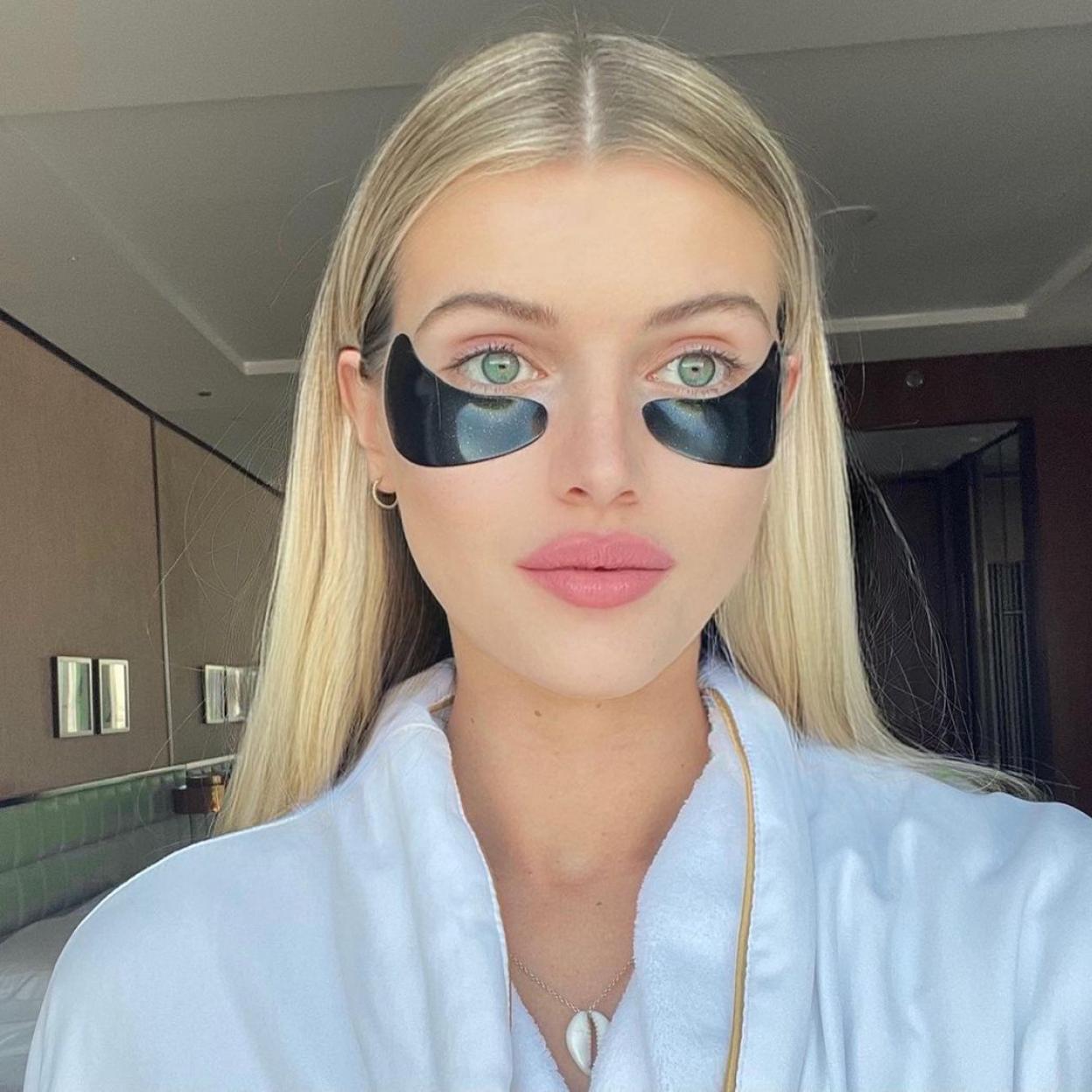Una influencer con parches para el contorno de los ojos.