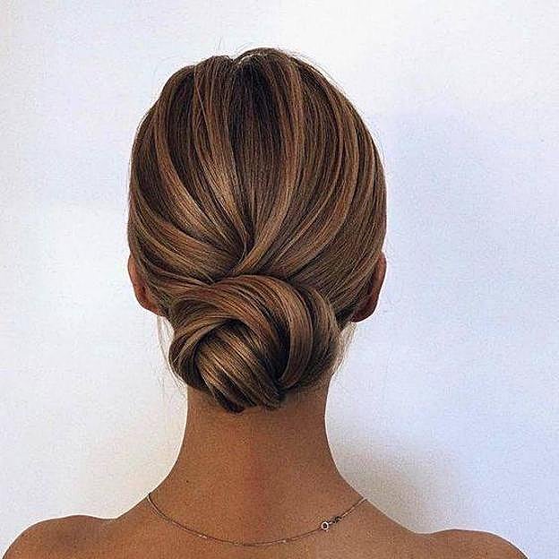 Moño bajo en pelo corto